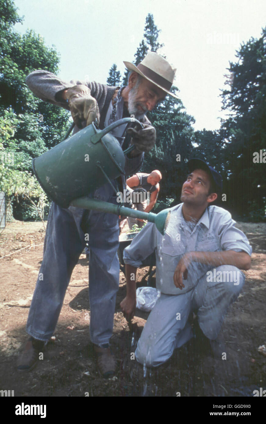 GREENFINGERS - HARTE JUNGS UND ZARTE TRIEBE / Greenfingers GB 2001 / Joel Hershman Colin Briggs (CLIVE OWEN) sitzt im Edgefield-Gefängnis wegen Todschlags. Zu Weihnachten schenkt ihm der unheilbar kranke Fergus (DAVID KELLY) eine kleine Tüte Veilchensamen. Als sich im Frühjahr die erste Blüten zeigen, beschließt der Gefängnisdirektor, daß Colin, Fergus und drei weitere Inhaftierte den tristen Knast in eine blühende Landschaft verwandeln sollen. Edgefield wird berühmt für seine Insassen mit dem grünen Daumen. Als die berühmte Botanik-Expertin Georgina Woodhouse sich das grüne Wunder hinter Stock Photo