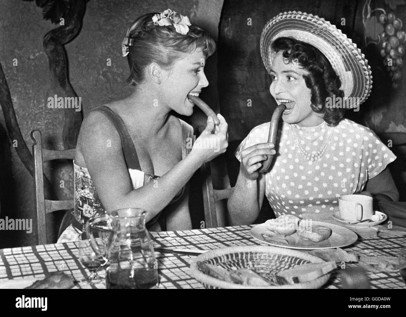 ITALIENREISE - LIEBE INBEGRIFFEN / Deutschland 1957 / Wolfgang Becker Bild: SUSANNE CRAMER (Ilse Knopf) und HANNELORE SCHROTH (Fräulein Herzberg) Regie: Wolfgang Becker Stock Photo