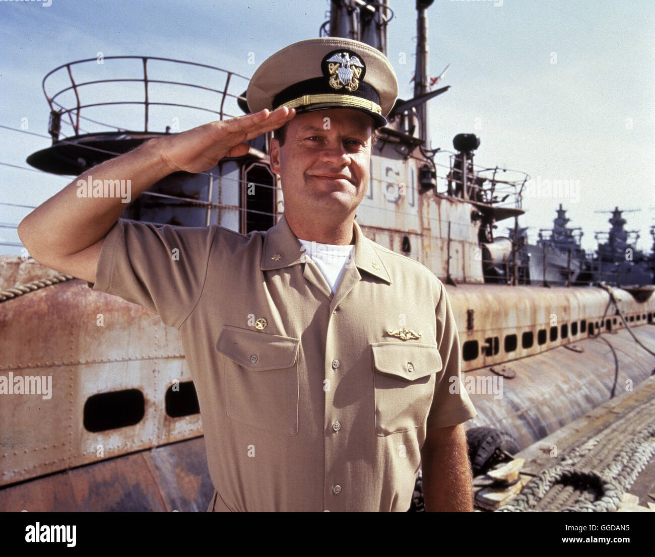 MISSION: ROHR FREI! / Down Periscope USA 1996 / David S. Ward Der begabte Navy-Offizier Thomas Dodge (KELSEY GRAMMER) wird wegen seiner skurrilen Eigenheiten seit Jahren bei der längst fälligen Beförderung übergangen.Um ihn endlich loszuwerden, beauftragt ihn Admiral Graham, mit einer unfähigen Crew und einem schrottreifen Diesel-U-Boot in mehrere hypermoderne Militärhäfen einzudringen. Doch der Marineprofi läuft zur Hochform auf. Regie: David S. Ward aka. Down Periscope Stock Photo