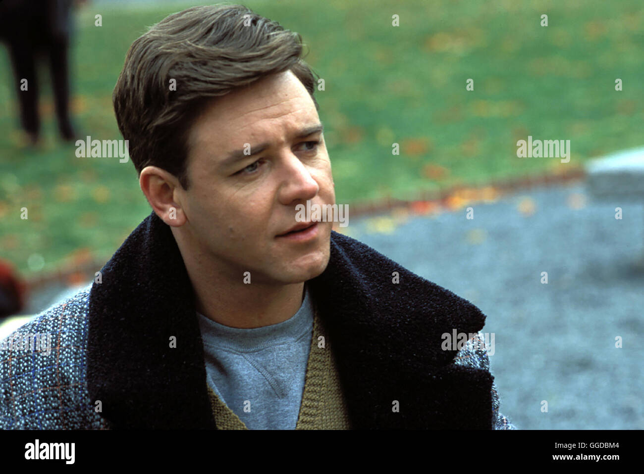 A BEAUTIFUL MIND - GENIE UND WAHNSINN / A Beautiful Mind USA 2001 / Der geniale und hochgradig exzentrische Mathematiker John Forbes Nash (RUSSEL CROWE) macht bereits in jungen Jahren eine erstaunliche wissenschaftliche Entdeckung. Doch sein kometenhafter Aufstieg und die internationale Anerkennung erfahren eine jähe Wendung, als er unter ständigen Halluzinationen leidet. Die Diagnose lautet: paranoide Schizophrenie. Durch die Liebe seiner Frau Alicia entscheidet sich Nash gegen seine Krankheit anzukämpfen. Trotz der Krankheit arbeitet er mit eisernem Willen an seinen Thesen zum Stock Photo