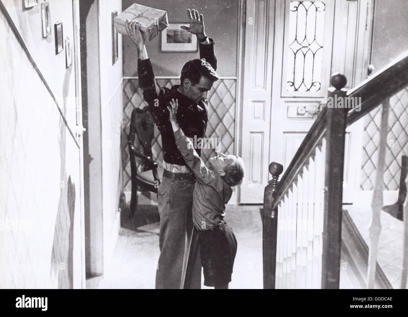 DIE GEZEICHNETEN / The Search Schweiz / USA 1947 / Fred Zinnemann Filmszene mit MONTGOMERY CLIFT als Ralph Stevenson und IVAN JANDL als Karel Milek Regie: Fred Zinnemann aka. The Search Stock Photo