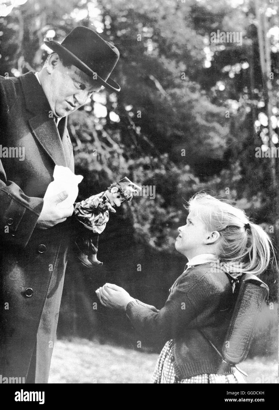 ES GESCHAH AM HELLICHTEN TAG / Deutschland/Schweiz 1958 / Ladislao Vajda Szene mit ANITA VON OW (Annemarie), GERT FRÖBE (Schrott) Regie: Ladislao Vajda Stock Photo