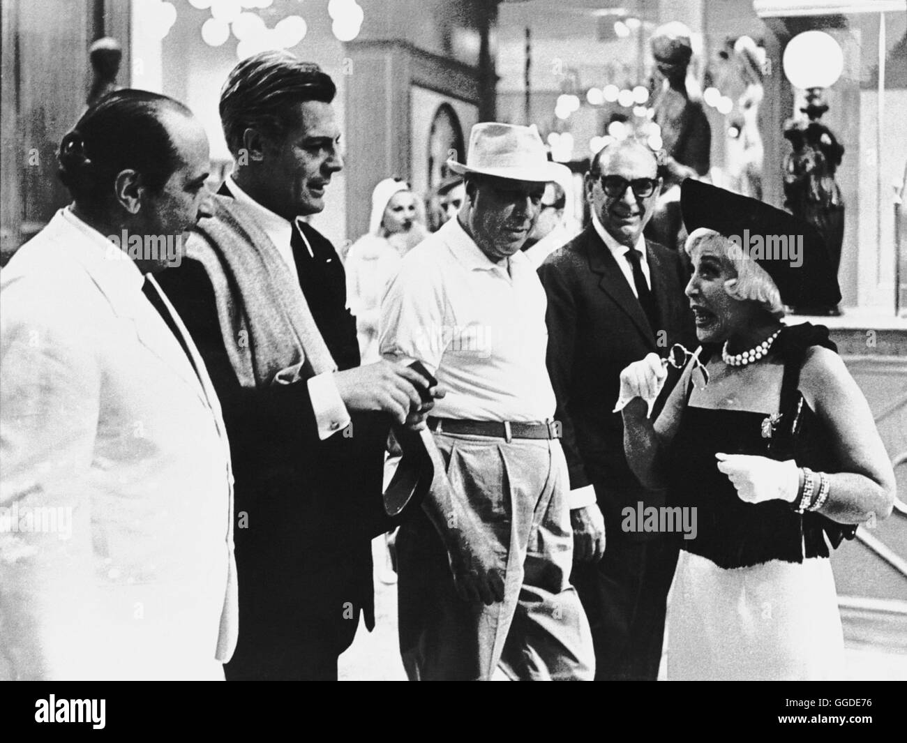 ACHTEINHALB / Otto e mezzo Italien/Frankreich 1962 / Federico Fellini Guido Anselmi (MARCELLO MASTROIANNI, 2.v.l.) ein berühmter Regisseur, gerät in eine berufliche und private Krise... Regie: Federico Fellini aka. Otto e mezzo Stock Photo