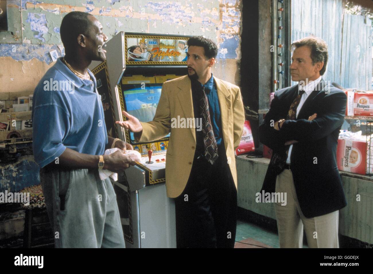 CLOCKERS / Clockers USA 1995 / Spike Lee Filmszene mit DELROY LINDO als Rodney Little, JOHN TURTURRO als Detective Larry (Mitte), HARVEY KEITEL als Detective Rocco Klein (rechts) Regie: Spike Lee aka. Clockers Stock Photo