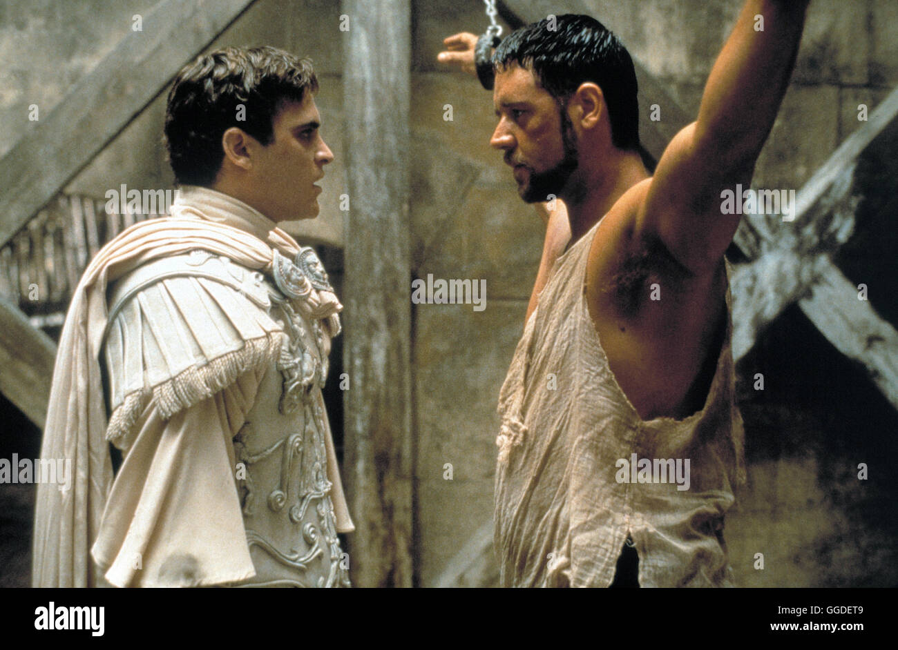 GLADIATOR / GLADIATOR UK/USA 2000 / Ridley Scott Kaiser Marcus Aurelius bestimmt den verdienten General Maximus zu seinem Nachfolger. Doch sein eifersüchtiger Sohn Commodus vereitelt nach dem Tod seines Vaters dessen Pläne. Er verstößt Maximus und dessen Familie und gibt den Befehl sie zu töten. Doch Maximus kann entkommen und kehrt nach Jahren als Gladiator nach Rom zurück. Er hat nur ein Ziel vor Augen: den Mord an seiner Familie zu rächen und den Herrscher Roms zu töten. Szene mit JOAQUIN PHOENIX (Emperor Commodus) und RUSSEL CROWE (Maximus) Regie: Ridley Scott aka. GLADIATOR Stock Photo