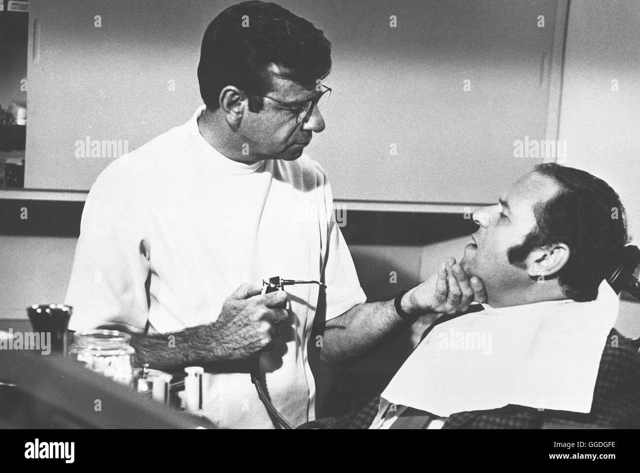 DIE KAKTUSBLÜTE / Cactus Flower USA 1969 / Gene Saks WALTER MATTHAU als Zahnarzt Julian Winston, mit Patient, in 'Cactus Flower', 1969 Regie: Gene Saks aka. Cactus Flower Stock Photo