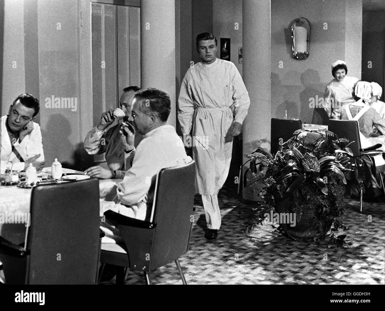 GESTEHEN SIE, DR. CORDA! / Deutschland 1958 / Josef von Baky Ein Chefarzt unter Mordverdacht: HARDY KRÜGER (Mitte) als Dr. Corda, 1958 Regie: Josef von Bky Stock Photo