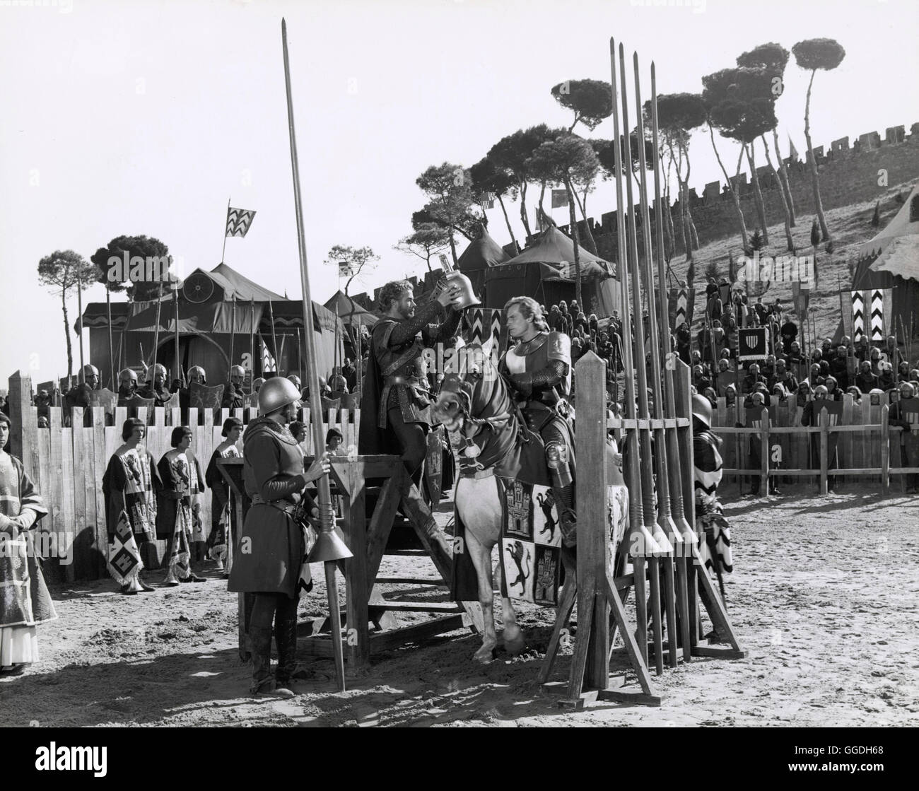 EL CID / El Cid USA 1961 / Anthony Mann Spanien, Mitte des 11. Jahrhunderts: Weite Teile des Landes sind von moslemischen Mauren besetzt. Der unerschrockene Volksheld Rodrigo Bivar (CHARLTON HESTON) bemüht sich um einen Ausgleich zwischen Christen und Mauren. Sein nobles Verhalten gegenüber maurischen Gefangenen hat ihm den Beinamen 'El Cid' - der Herr - eingebracht. Diese Geste schafft ihm jedoch auch Feinde. 'El Cid' landet in der Verbannung... box Regie: Anthony Mann aka. El Cid Stock Photo