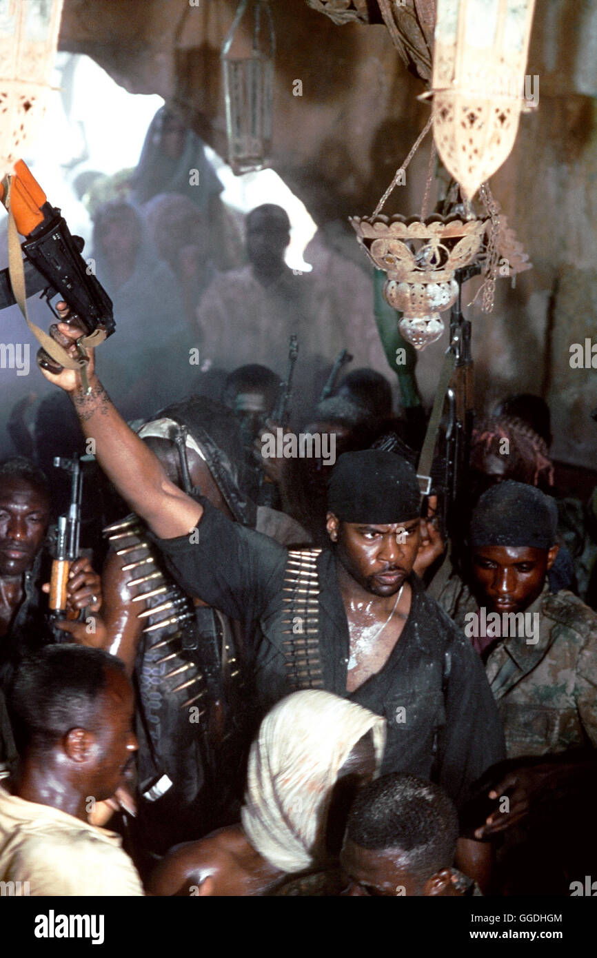BLACK HAWK DOWN - KEIN MANN BLEIBT ZURÜCK / Black Hawk Down USA 2001 / Ridley Scott 1993 entsendet die UNO Friedenstruppen nach Somalia um die Hilfsgütertransporte zu sichern. Doch der brutale Warlord Mohamed Farrah Aidid läßt sich von den UN-Truppen nicht abschrecken. Deshalb sollen amerikanische Elitesoldaten Aidid und dessen Offiziere in Mogadischu festnehmen und zu einer US-Basis bringen. Eine Gruppe von US-Rangern soll den Soldaten Rückendeckung geben. Während sich die Ranger aus den Black-Hawk-Hubschraubern abseilen, gerät der vermeintliche Routineeinsatz ausser Kontrolle: Zwei Stock Photo