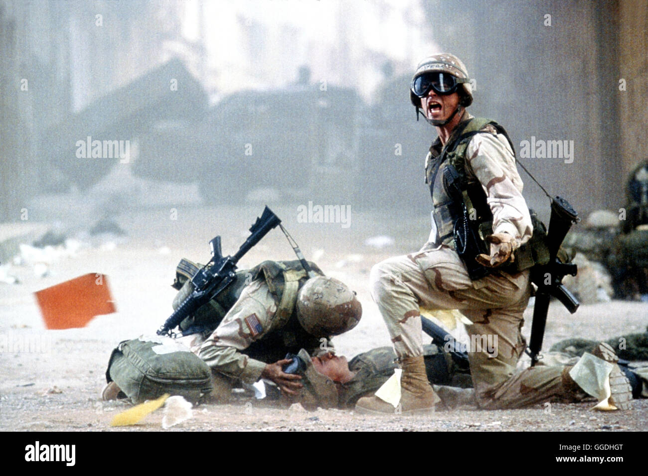 BLACK HAWK DOWN - KEIN MANN BLEIBT ZURÜCK / Black Hawk Down USA 2001 / Ridley Scott 1993 entsendet die UNO Friedenstruppen nach Somalia um die Hilfsgütertransporte zu sichern. Doch der brutale Warlord Mohamed Farrah Aidid läßt sich von den UN-Truppen nicht abschrecken. Deshalb sollen amerikanische Elitesoldaten Aidid und dessen Offiziere in Mogadischu festnehmen und zu einer US-Basis bringen. Eine Gruppe von US-Rangern soll den Soldaten Rückendeckung geben. Während sich die Ranger aus den Black-Hawk-Hubschraubern abseilen, gerät der vermeintliche Routineeinsatz ausser Kontrolle: Zwei Stock Photo