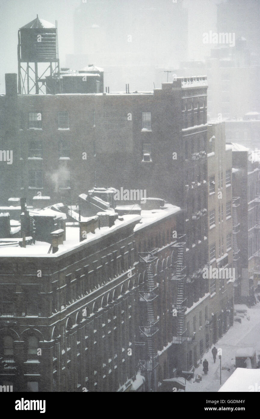 Apartment block New York 1979 snow bad weather Manhattan USA 1970s US HOMER SYKES Stock Photo