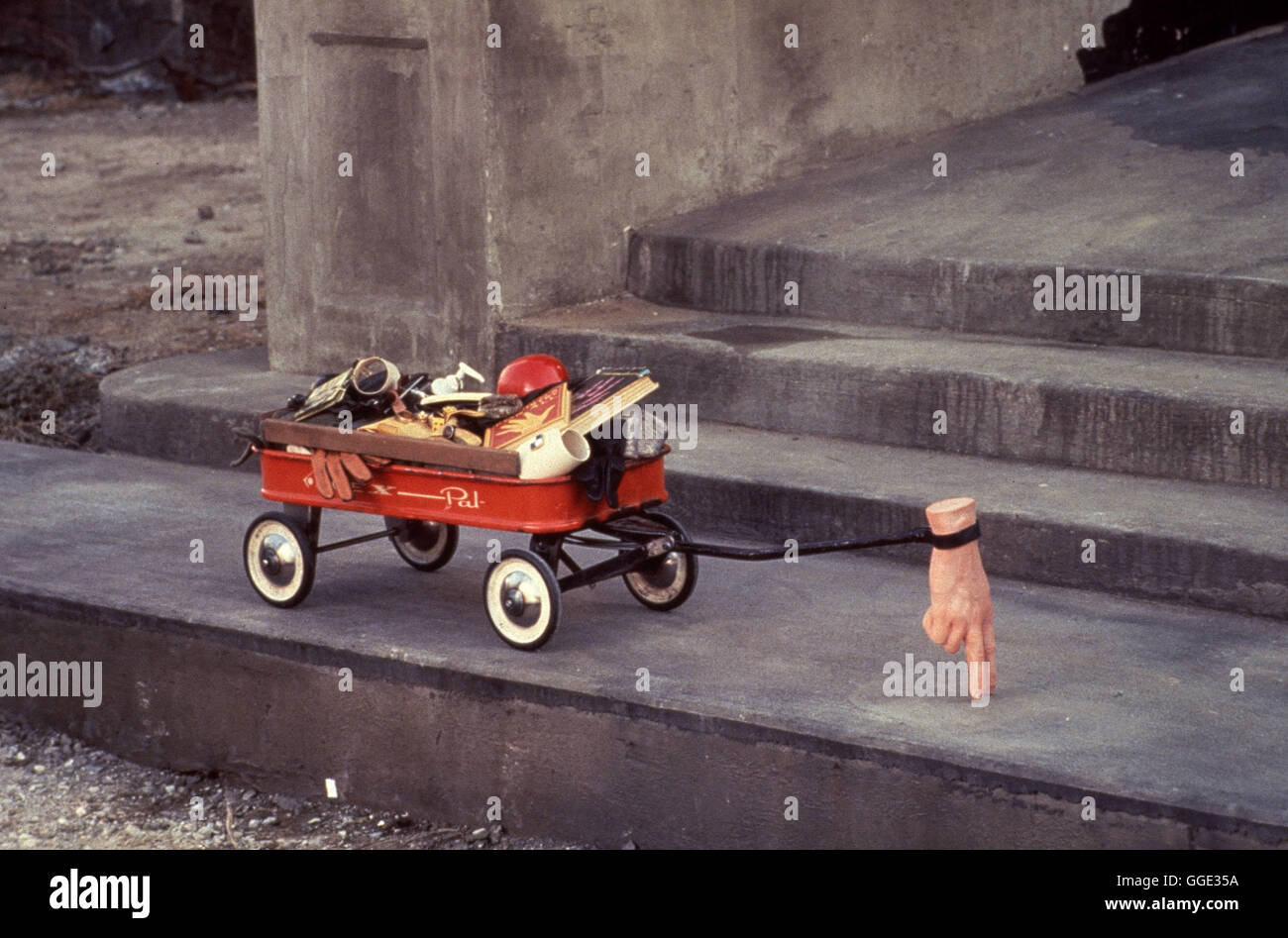 ADDAMS FAMILY / Addams Family USA 1991 / Barry Sonnenfeld Aufnahme des 'Eiskalten Händchens', das sich als Kurierdienst versucht, um der Addams Family zu helfen. Regie: Barry Sonnenfeld aka. Addams Family Stock Photo
