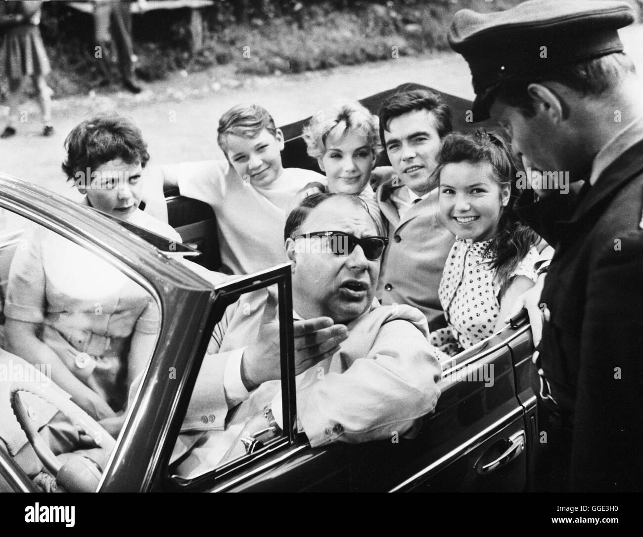 NATÜRLICH DIE AUTOFAHRER / Deutschland 1959 / Erich Engels 'Halb den Wagen vollgeladen': HEINZ ERHARDT, RUTH STEPHAN, ARNE MADIN, MARIA PERSCHY, ERIK SCHUHMANN, MARGITTA SCHERR in 'Natürlich die Autofahrer', 1959 Regie: Erich Engels Stock Photo