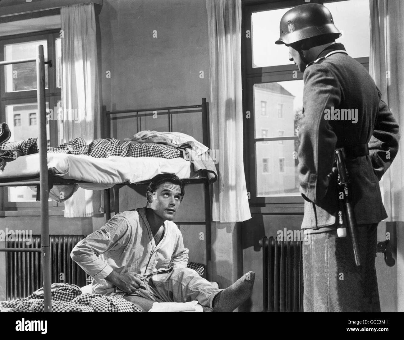1. Teil Deutschland 1954 / Paul May Filmszene mit JOACHIM FUCHSBERGER als Gefreiter Asch, aus '08/15', 1954 Regie: Paul May aka. 1. Teil Stock Photo