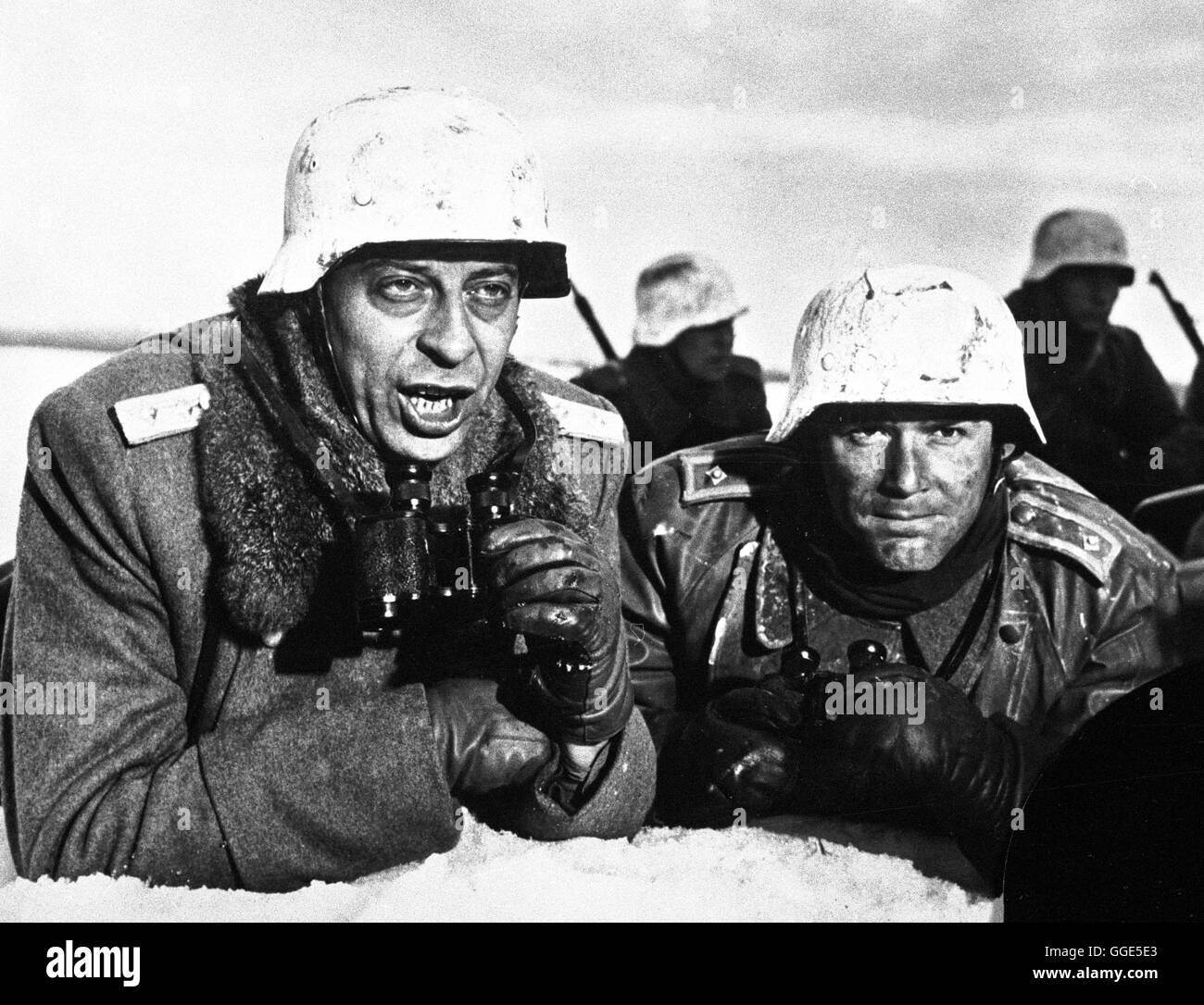 08/15 - 2. TEIL / Deutschland 1955 / Paul May Winter 1942. An der Ostfront herrscht seit Monaten ein Stellungskrieg. Hauptmann Witterer wird neuer Batterie-Kommandant und will durch 'Heldentaten' einen Orden verdienen. Bild: ROLF KUTSCHERA (Hauptmann Witterer) und JOACHIM FUCHSBERGER (Gefreiter Asch), im Film '08/15 - 2. Teil', 1955. Regie: Paul May Stock Photo