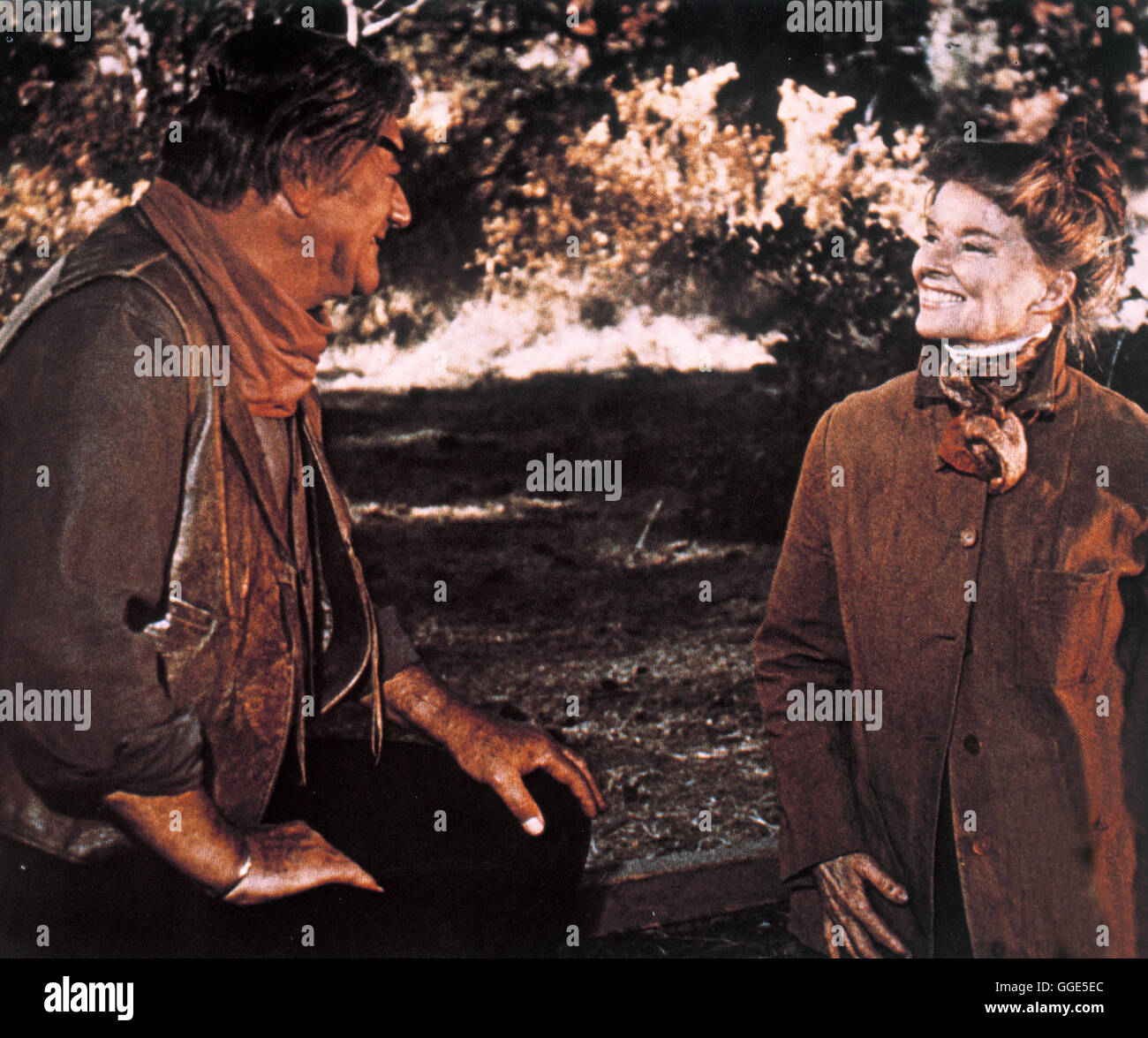 MIT DYNAMIT UND FROMMEN SPRÜCHEN / Rooster Cogburn USA 1975 / Stuart Miller Der trinkfeste Rooster (JOHN WAYNE) und Eula (KATHARINE HEPBURN) verstehen sich prächtig. Regie: Stuart Miller aka. Rooster Cogburn Stock Photo