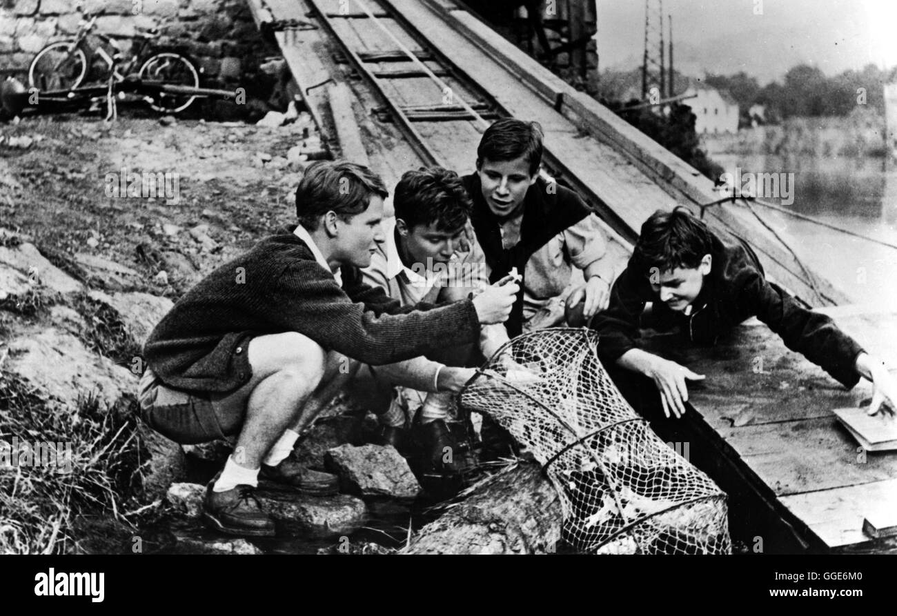 DIE BRÜCKE / Deutschland 1959 / Bernhard Wicki Traurige Helden: FRITZ WEPPER (Mutz), FOLKER BOHNET (Scholten), MICHAEL HINZ (Forst), GÜNTHER HOFFMANN (Bernhard), im Kriegsfilm: 'Die Brücke', 1959. Regie: Bernhard Wicki Stock Photo