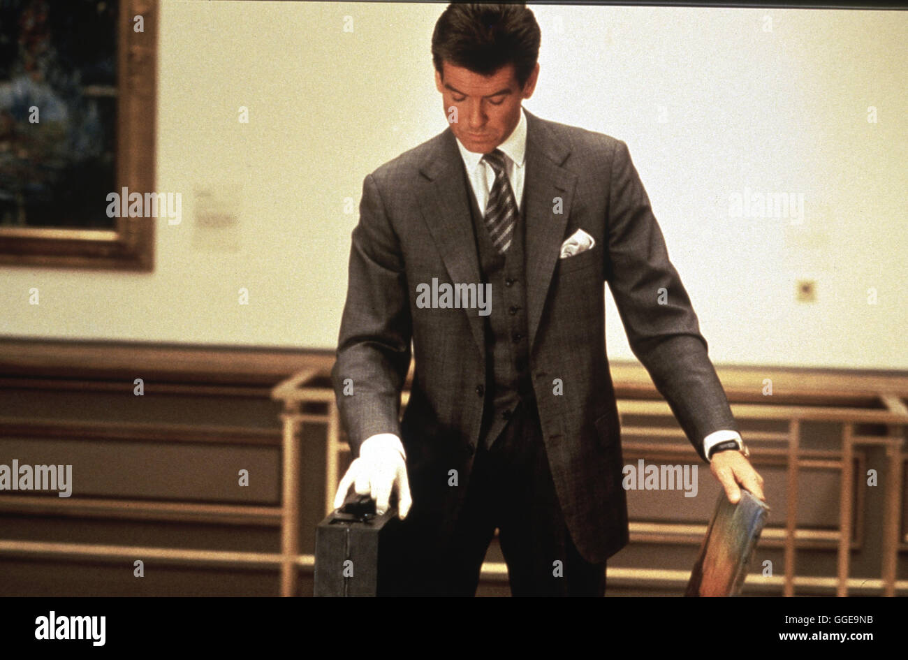 Афера том. Thomas crown affair. Пирс броснан афера томаса. Пирс броснан афера томаса. Фэй данауэй афера томаса крауна 1999.