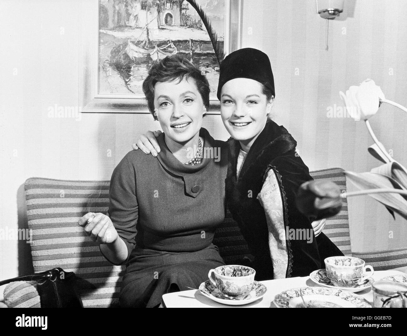 MÄDCHEN IN UNIFORM / Deutschl./Frankreich 1958 / Geza von Radvaanyi LILLI PALMER und ROMY SCHNEIDER in 'Mädchen in Uniform', 1958. Regie: Geza von Radvanyi Stock Photo