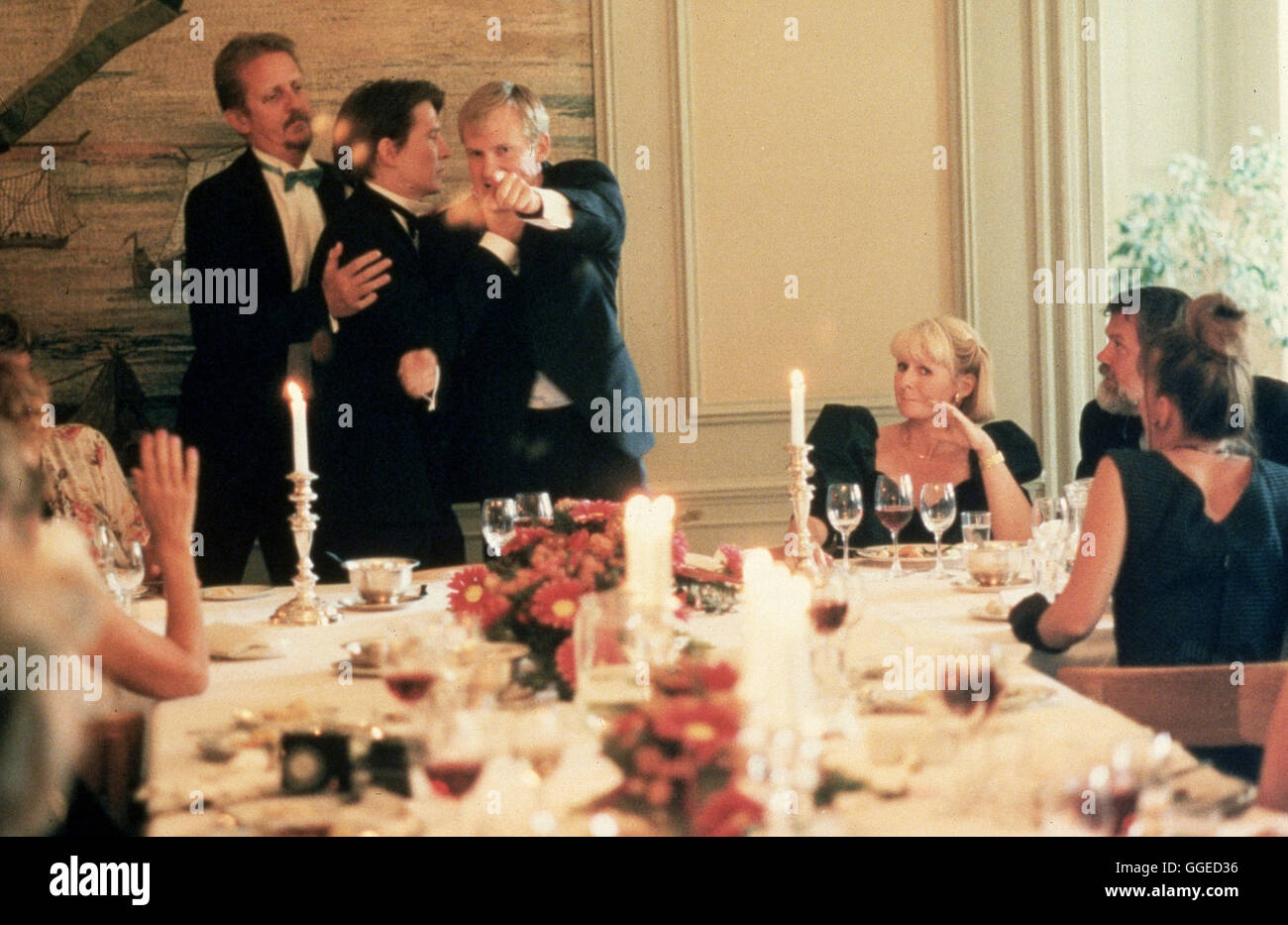 DAS FEST / Festen DK 1997 / Thomas Vinterberg Am 60. Geburtstag des Hoteliers Helge trifft sich die ganze Familie im romantischen Landgasthof des Jubilars. Verwandte und Freunde versammeln sich erwartungsvoll an der Festtafel - doch die idyllische Familienfeier nimmt eine dramatische Wendung. Helges ältester Sohn beschuldigt in seiner Rede den Vater, seine Zwillingsschwester in den Selbstmord getrieben und die Geschwister in der Kindheit sexuell mißbraucht zu haben ... Szene mit THOMAS BO LARSEN (Michael) und ULRICH THOMSEN (Christian) Regie: Thomas Vinterberg aka. Festen Stock Photo