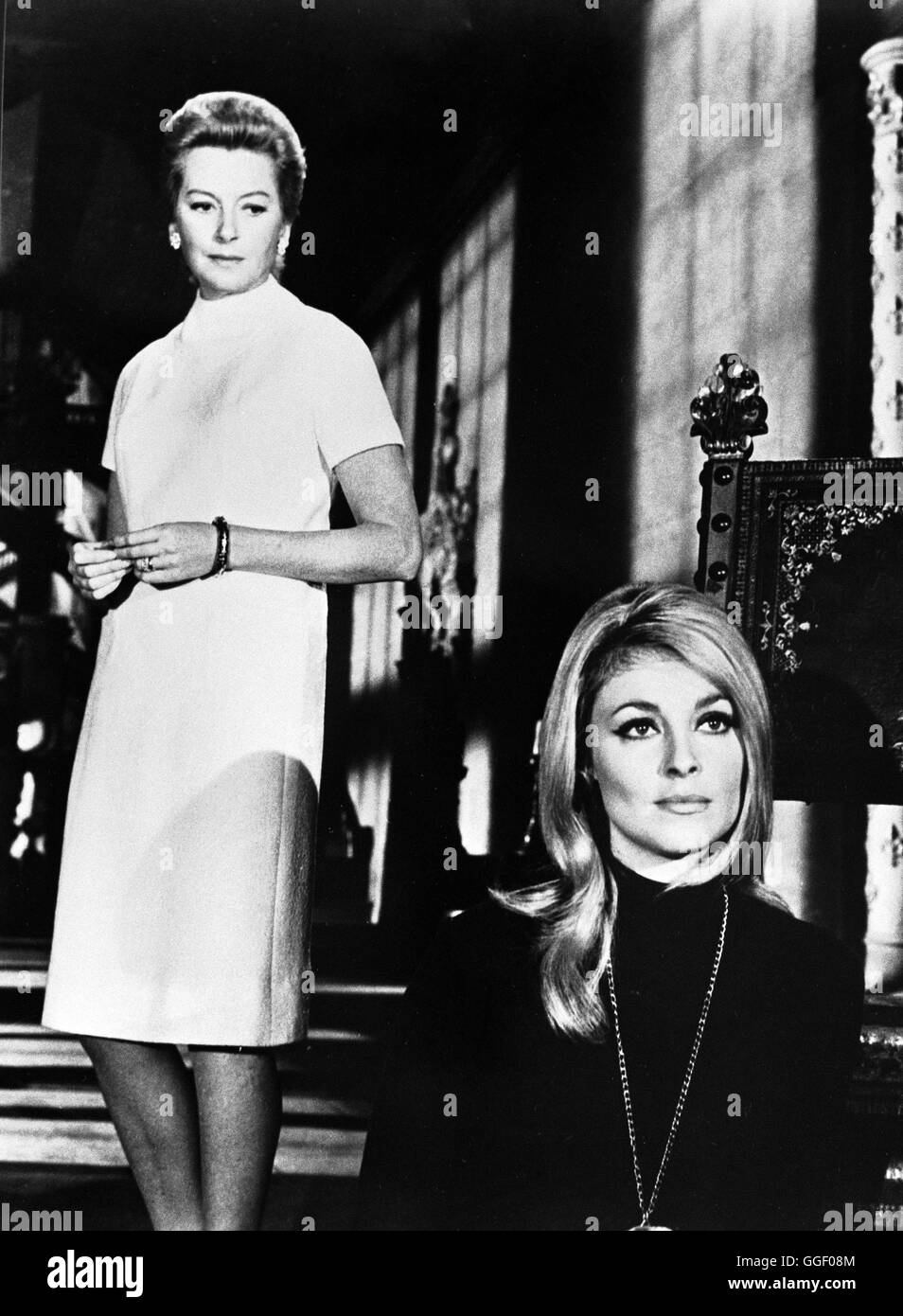 DIE SCHWARZE 13 / Eye of the devil GB 1967 / J. Lee Thompson Szene mit DEBORAH KERR (Catherine de Montfaucon) und SHARON TATE (Odile). Regie: J. Lee Thompson aka. Eye of the devil Stock Photo