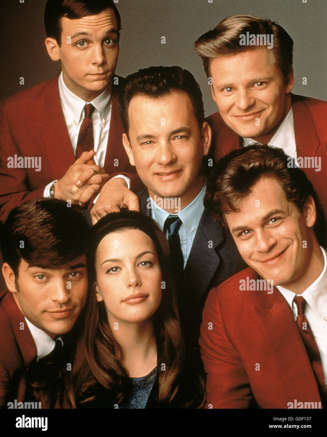 THAT THING YOU DO / That Thing You Do USA 1996 / Tom Hanks untere Reihe: James 'Jimmy' Mattingly (JOHNATHAN SCHAECH), Faye Dolan (LIV TYLER), Guy Patterson (TOM EVERETT SCOTT) obere Reihe: Bass Player (ETHAN RANDALL), Mr. White (TOM HANKS), Lenny Haise (STEVE ZAHN) box Regie: Tom Hanks aka. That Thing You Do Stock Photo