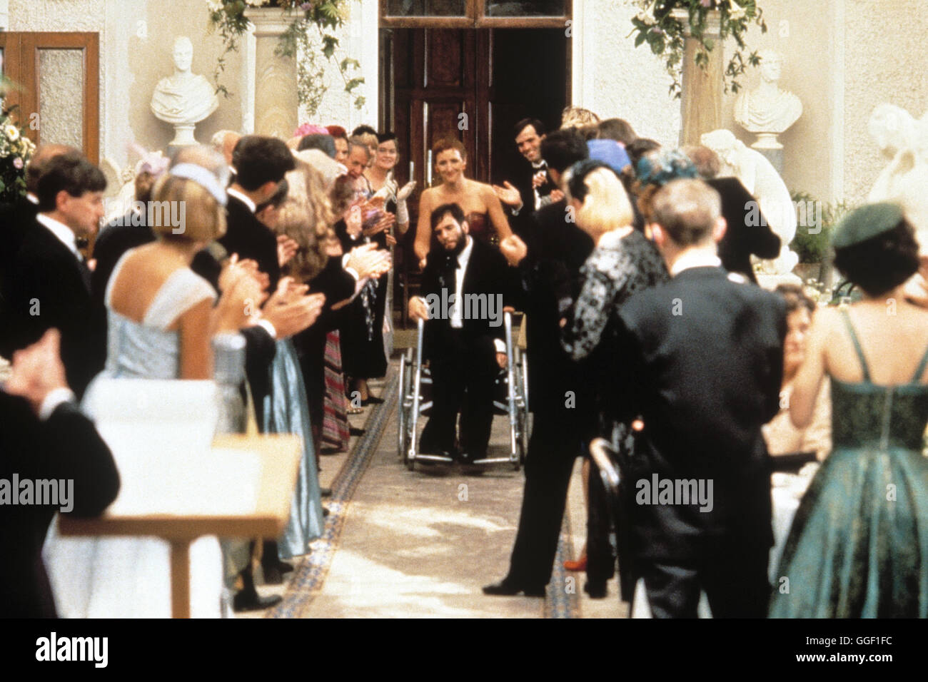 MEIN LINKER FUß / My Left Foot IRL/GB 1989 / Jim Sheridan Szene mit DANIEL DAY-LEWIS (Christy Brown, im Rollstuhl). Regie: Jim Sheridan aka. My Left Foot Stock Photo