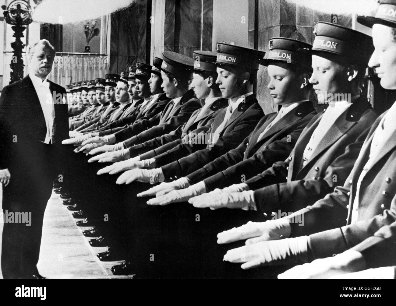 HOTEL ADLON / Deutschland 1955 / Josef von Baaky Lorenz Adlon (WERNER HINZ) inspiziert die Hotelpagen. Filmszene aus 'Hotel Adlon', 1955. Regie: Josef von Baky Stock Photo