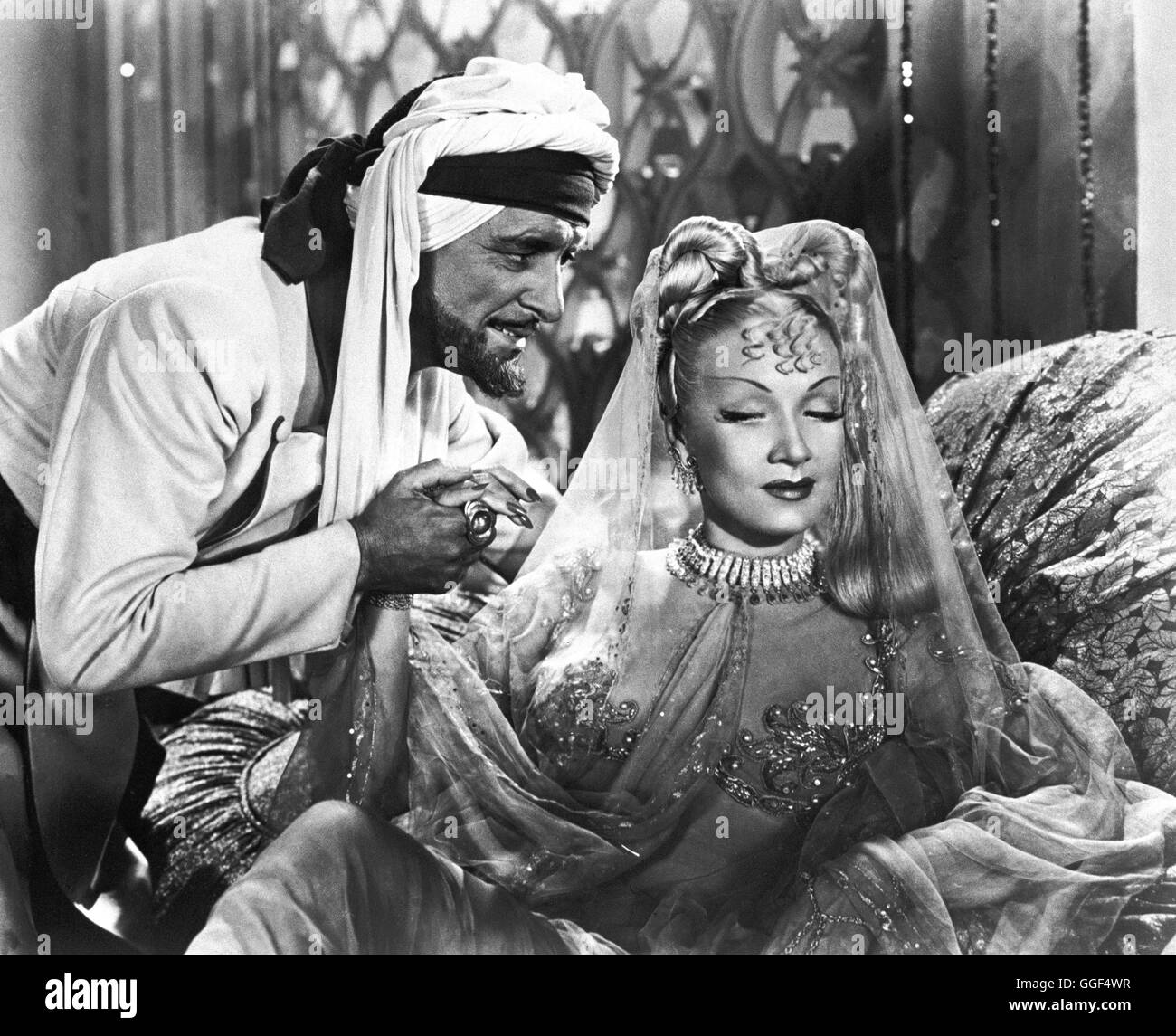 KISMET / Kismet USA 1944 / William Dieterle RONALD COLMAN (Hafiza), MARLENE DIETRICH (Jamilla) Regie: William Dieterle aka. Kismet Stock Photo