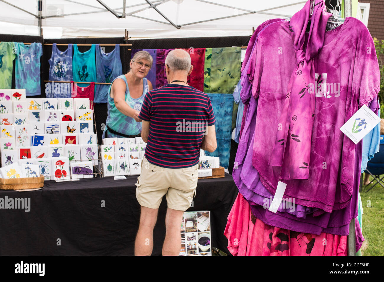 Man shopping at an Arts and Crafts Fair in Lenox, MA Stock Photo Alamy