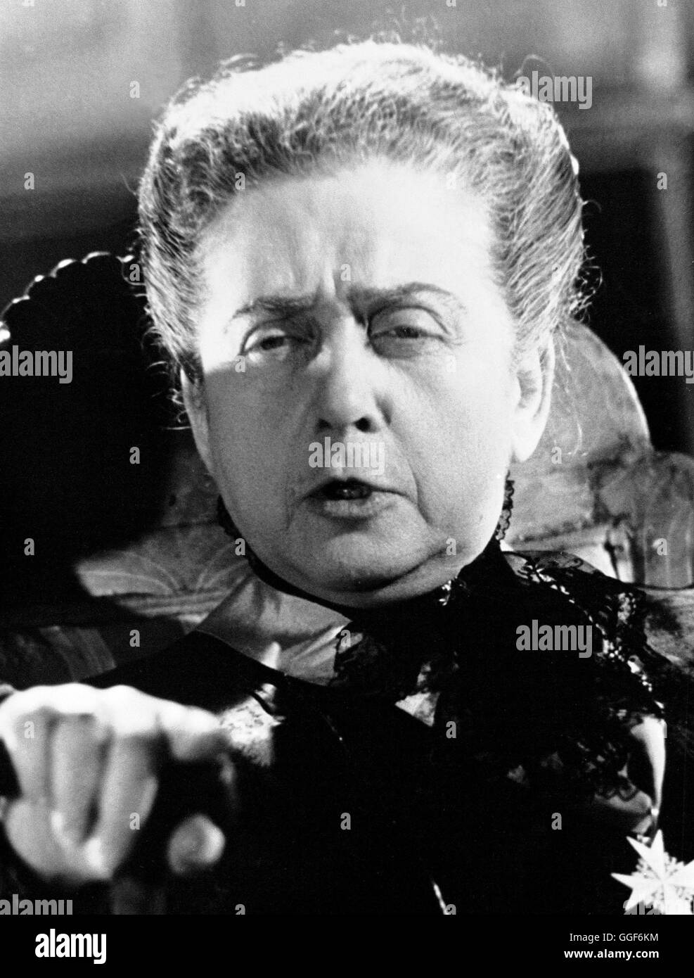 MÄDCHEN IN UNIFORM / Deutschland 1958 / GÄza von Radvanyi THERESE GIEHSE (Oberin) in einer Filmszene aus 'Mädchen in Uniform', 1958. Regie: GÄza von Radvnyi Stock Photo