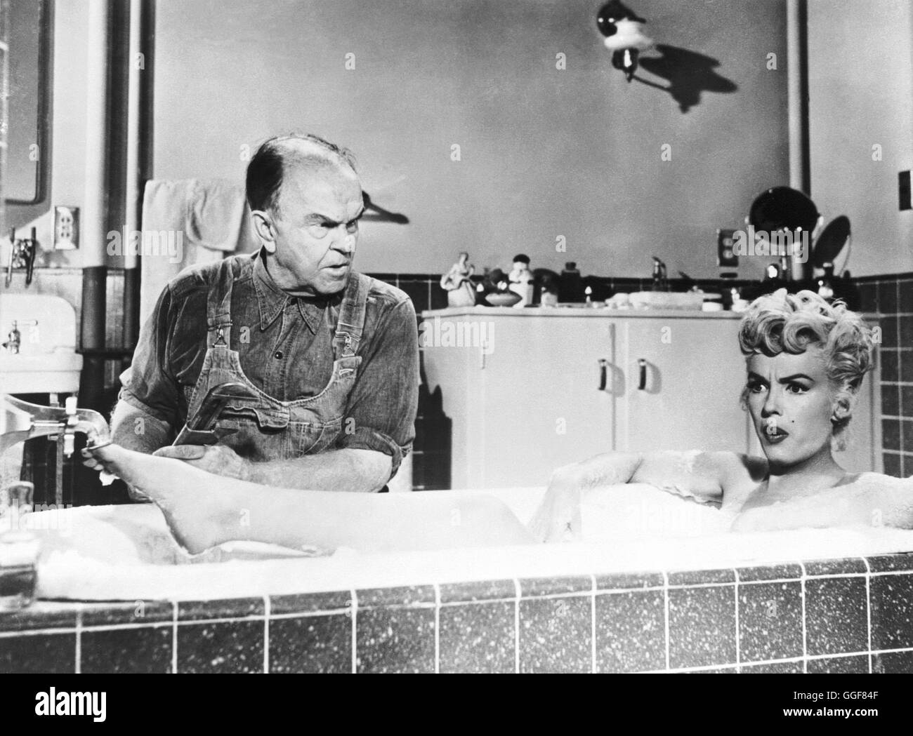 DAS VERFLIXTE 7. JAHR / The Seven Year Itch USA 1955 / Billy Wilder ROBERT STRAUSS, MARILYN MONROE in 'Das Verflixte 7. Jahr', 1955. Regie: Billy Wilder aka. The Seven Year Itch Stock Photo