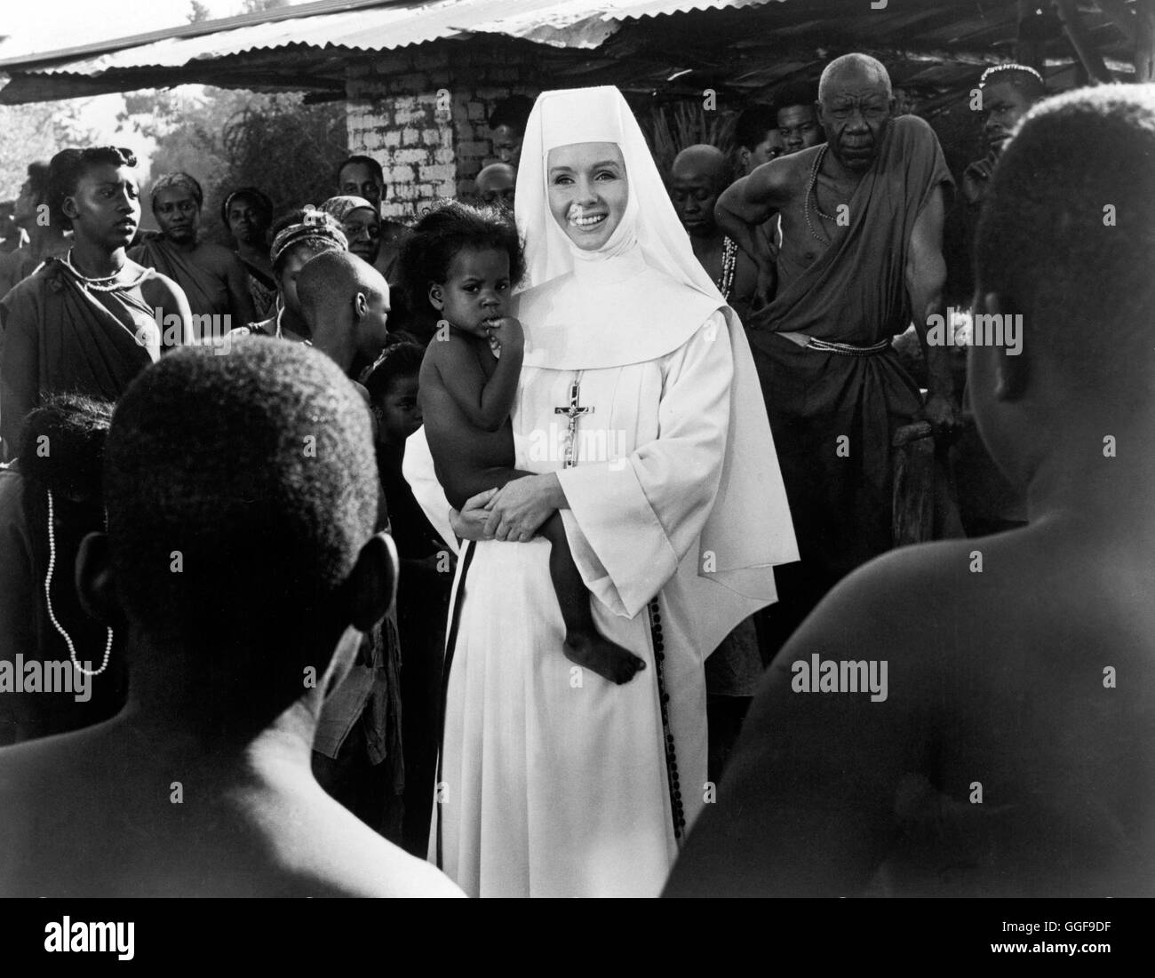 DOMINIQUE - DIE SINGENDE NONNE / The Singing Nun USA 1965 / Henry Koster DEBBIE REYNOLDS als Ordensschwester Anna auf Missionsarbeit in Afrika./ Regie: Henry Koster aka. The Singing Nun Stock Photo