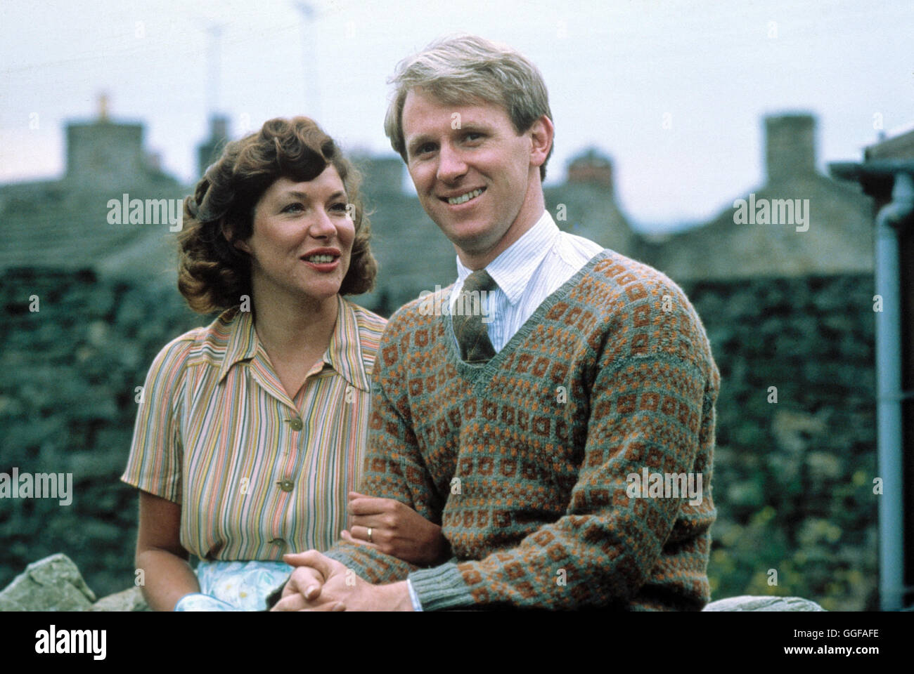 DER DOKTOR UND DAS LIEBE VIEH / All creatures great and small / CAROL DRINKWATER (Helen Herriot), PETER DAVISON (Tristan Farnon) aka. All creatures great and small Stock Photo