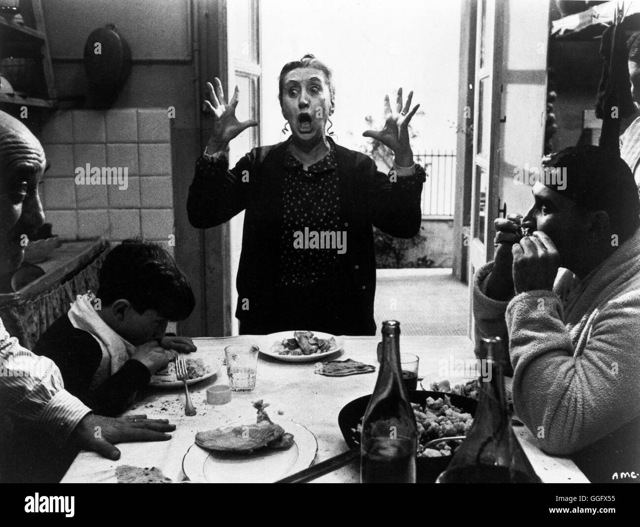 AMARCORD / Amarcord Italien 1974 / Federico Fellini BRUNO ZANIN, PUPELLA MAGGIO, ARMANDO BRANCIA in Fellinis 'Amarcord', 1974. Regie: Federico Fellini aka. Amarcord Stock Photo