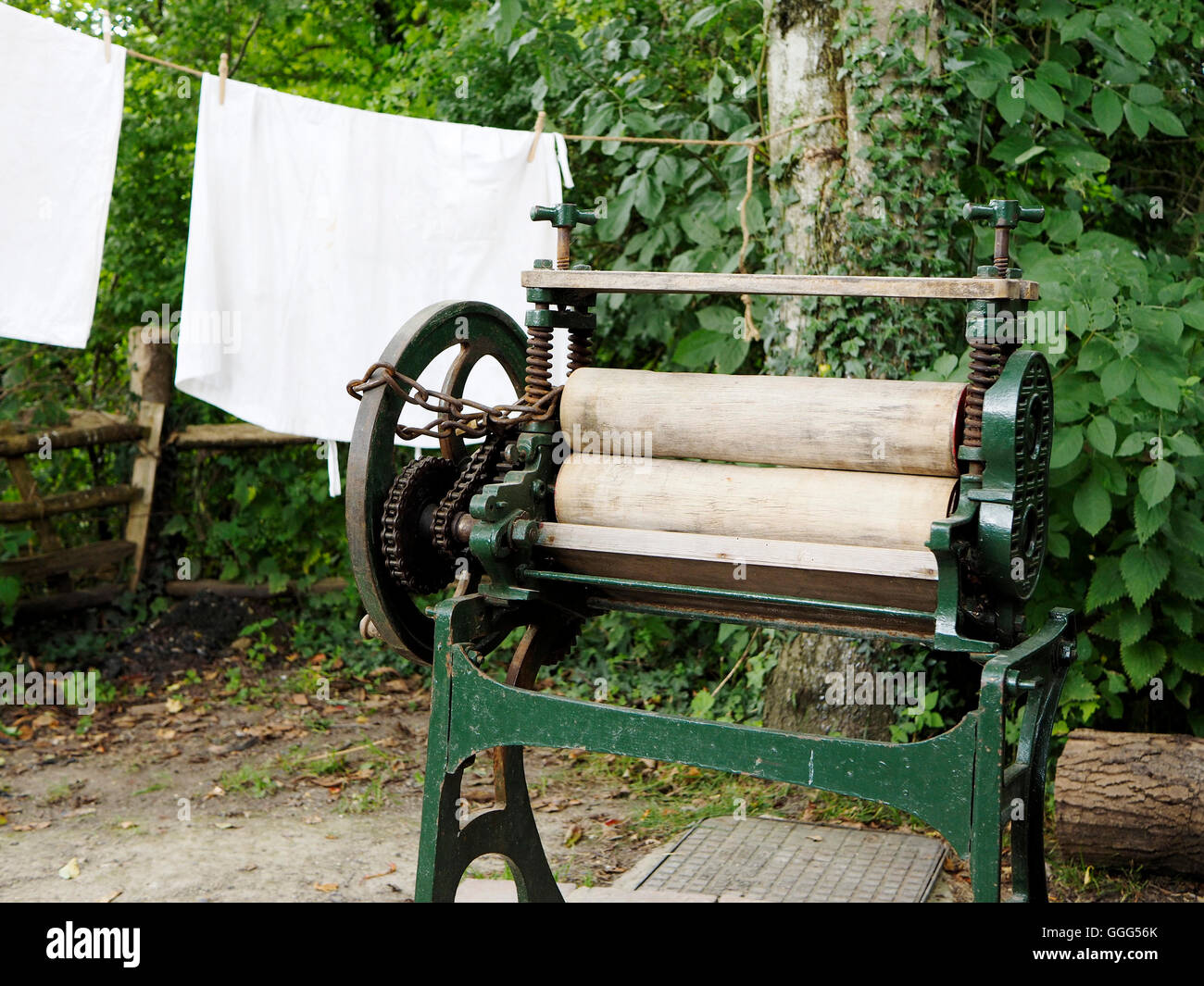 victorian-mangle-for-squeezing-water-from-washed-clothes-with-sheets-GGG56K.jpg