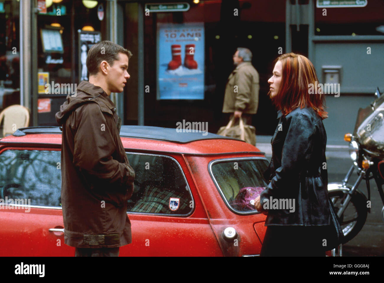 DIE BOURNE IDENTITÄT / The Bourne Identity USA 2002 / Doug Liman Jason Bourne (MATT DAMON) und Marie St. Jacques (FRANKA POTENTE) Regie: Doug Liman aka. The Bourne Identity Stock Photo