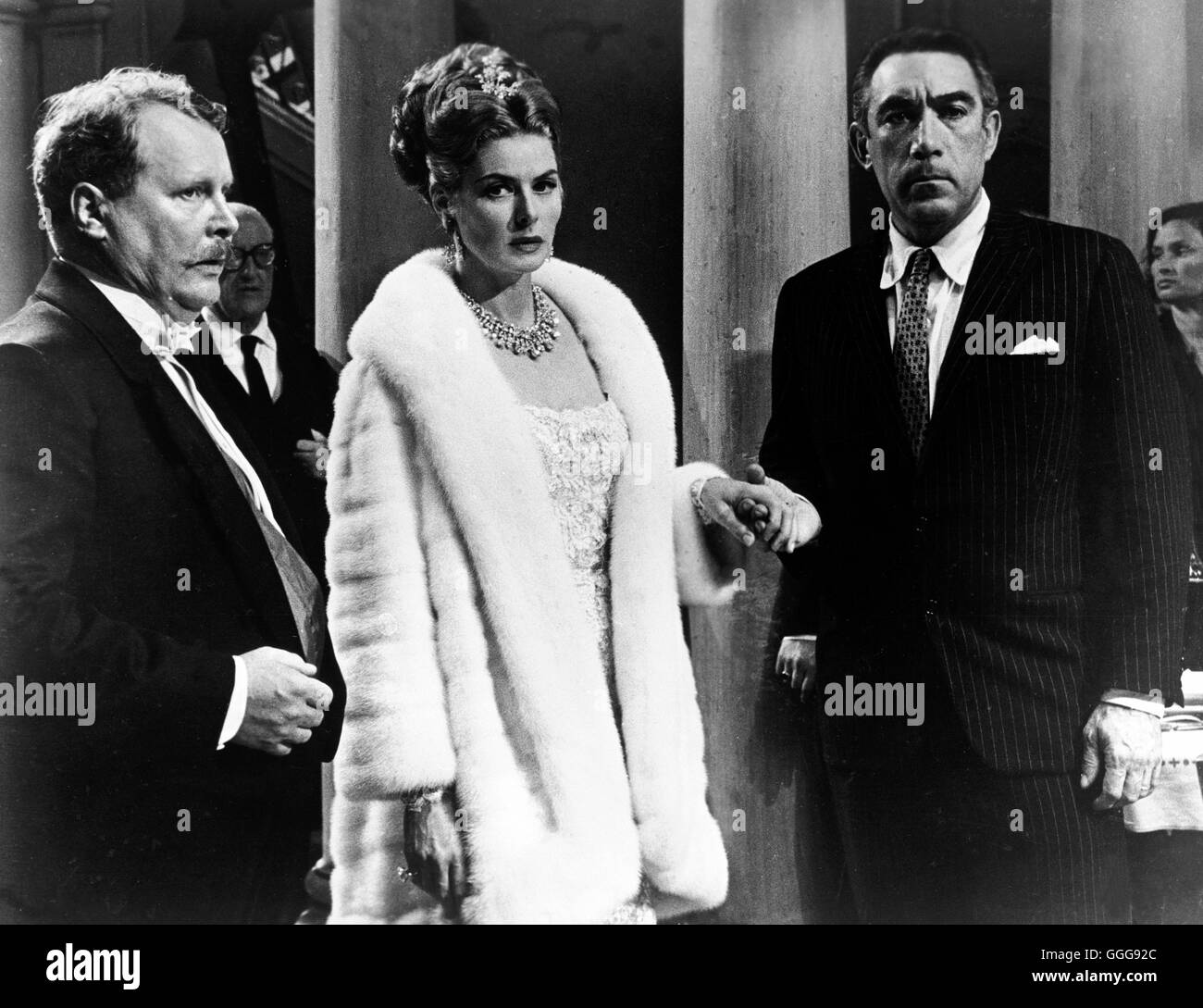 DER BESUCH / The Visit / La Rancune / La Vendetta della Signora USA/BRD/F/I 1964 / Bernhard Wicki ERNST SCHRÖDER (Major), INGRID BERGMAN (Karla Zachanassian), ANTHONY QUINN (Serge Miller) Regie: Bernhard Wicki aka. The Visit / La Rancune / La Vendetta della Signora Stock Photo