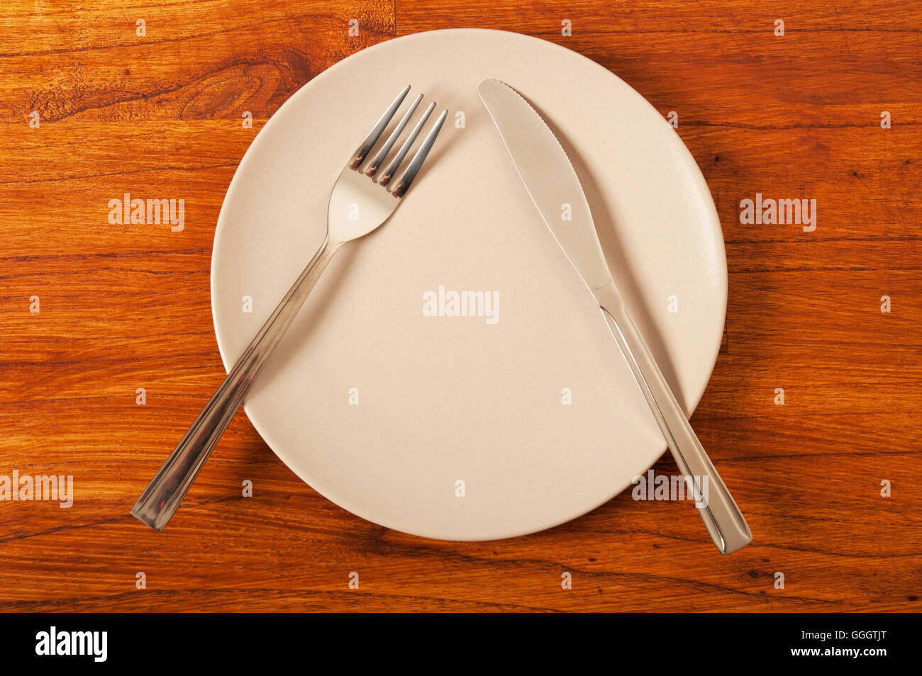 Empty plate knife and fork hi-res stock photography and images - Alamy