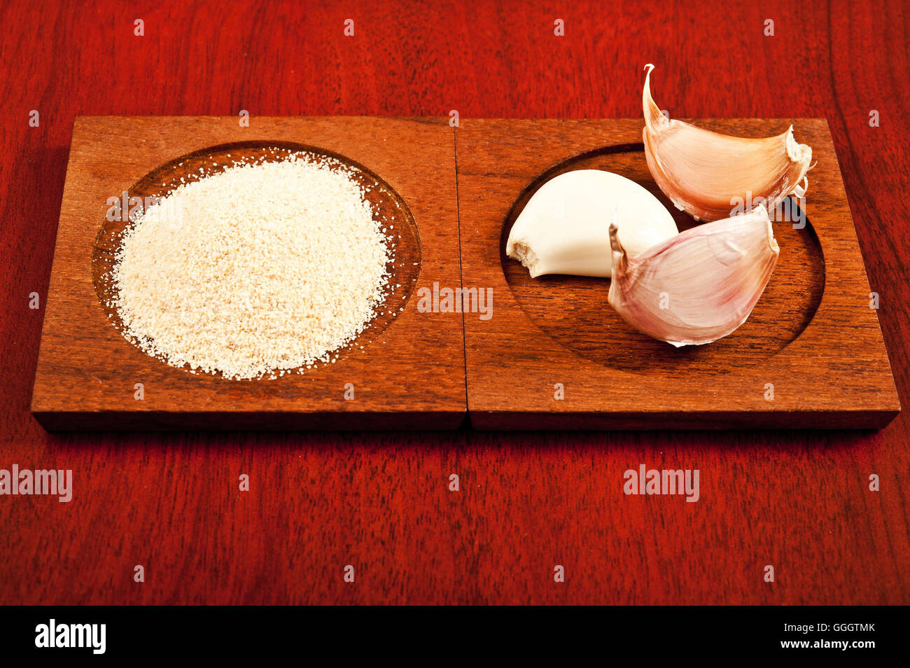 cloves of garlic and garlic in powder Stock Photo Alamy