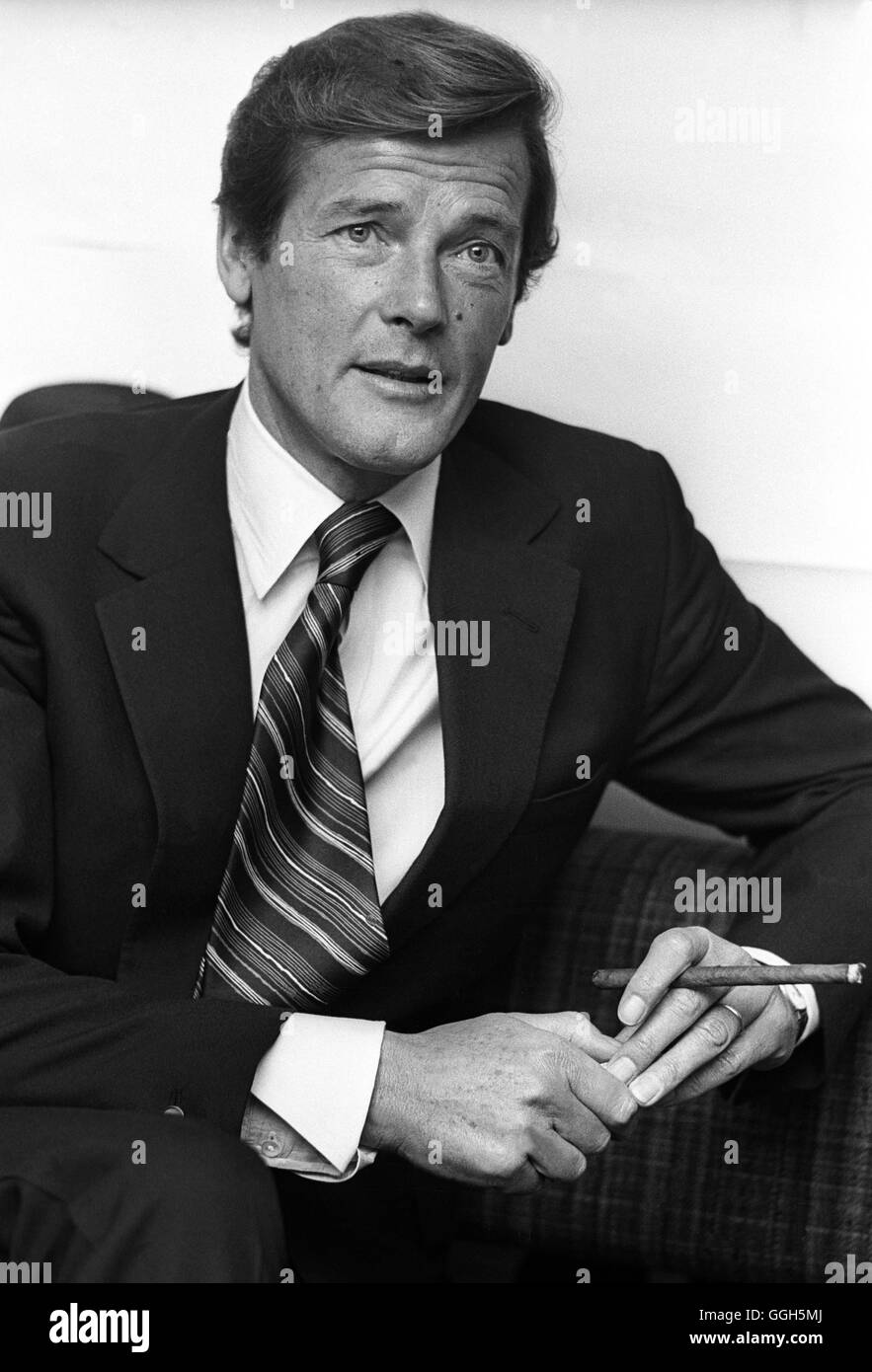 ROGER MOORE Actor Stock Photo - Alamy