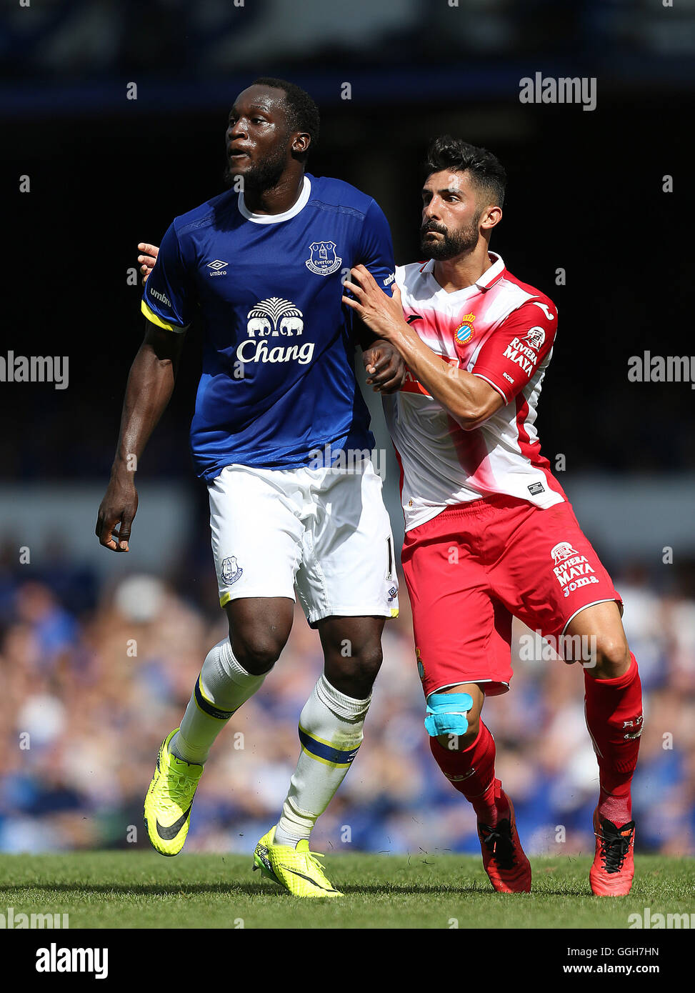 Everton's Romelu Lukaku (left) and Espanyol's Alvaro Gonzalez battle for the ball during the pre-season friendly match at Goodison Park, Liverpool. PRESS ASSOCIATION Photo. Picture date: Saturday August 6, 2016. See PA story SOCCER Everton. Photo credit should read: Barrington Coombs/PA Wire. RESTRICTIONS: EDITORIAL USE ONLY No use with unauthorised audio, video, data, fixture lists, club/league logos or 'live' services. Online in-match use limited to 75 images, no video emulation. No use in betting, games or single club/league/player publications. Stock Photo