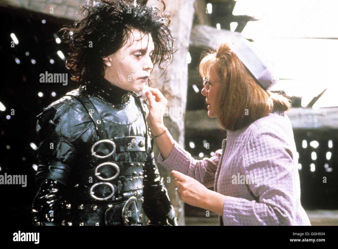 EDWARD MIT DEN SCHERENHÄNDEN / Edward Scissorhands USA 1990 / Tim Burton Edward (JOHNNY DEPP) ist das unvollendete Produkt eines zu früh verstorbenen Erfinders: Statt Händen hat er eine komplizierte Scheren-kombination, die er allerdings bald vortrefflich einzusetzen versteht. Foto: mit Peg Boggs (DIANE WIEST) Regie: Tim Burton aka. Edward Scissorhands Stock Photo