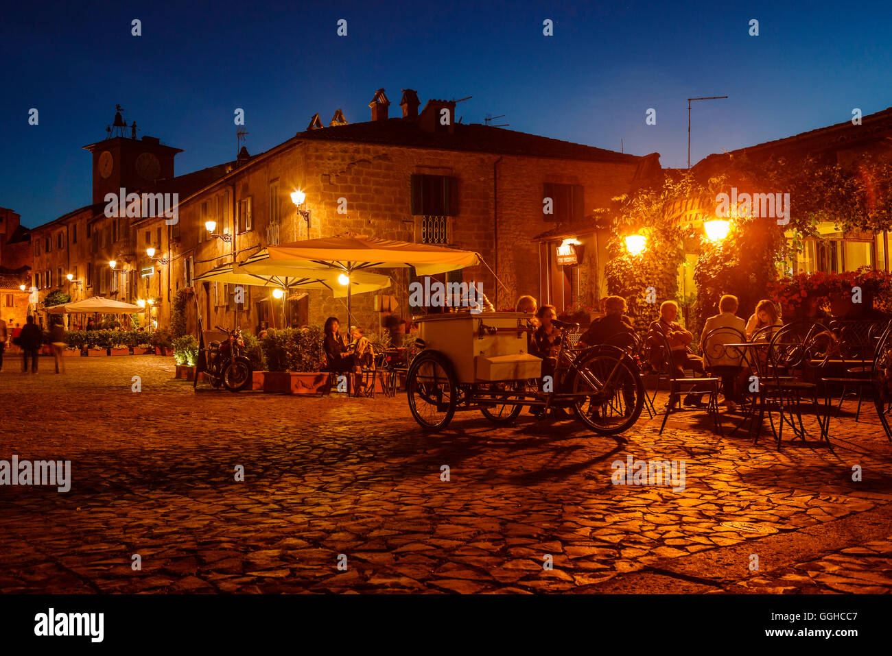 Pavement cafe and ice cream parlour, Piazza Duomo, near Duomo di Orvieto, Orvieto cathedral, gothic, Orvieto, hilltop town, prov Stock Photo