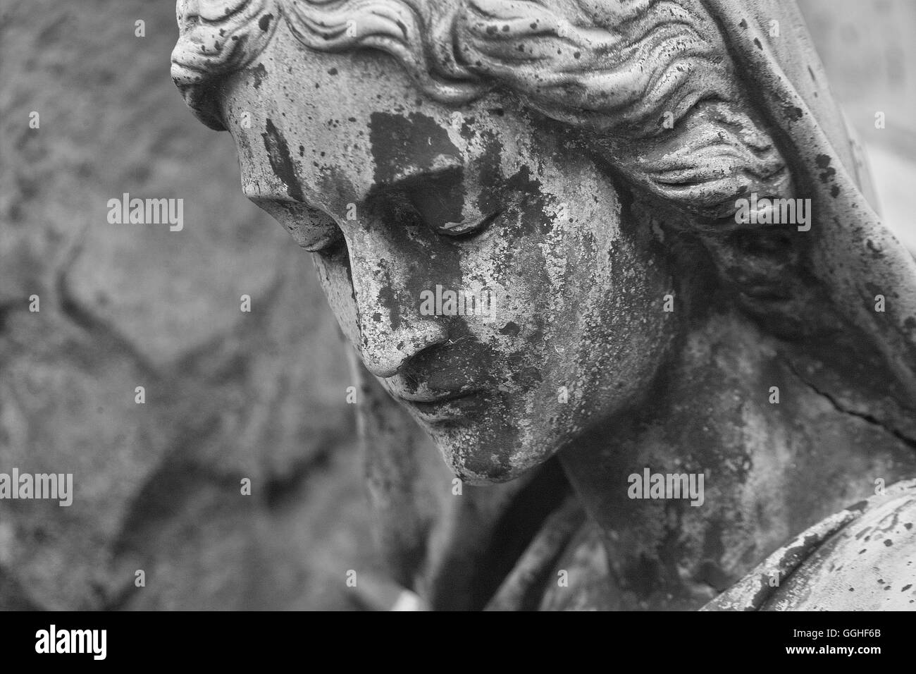 Sculpture sadly woman, girl, grave sculpture, sadly face, sorrowful / Grab-Skulptur, trauernde Frau, schwarz-weiß Foto Stock Photo