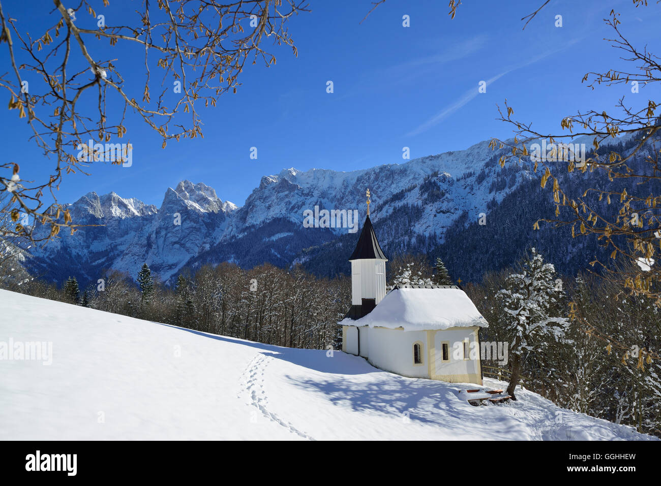 Snow-covered chapel of St Anthony, Kaisertal, Wilder Kaiser, Kaiser Mountains, Tyrol, Austria Stock Photo