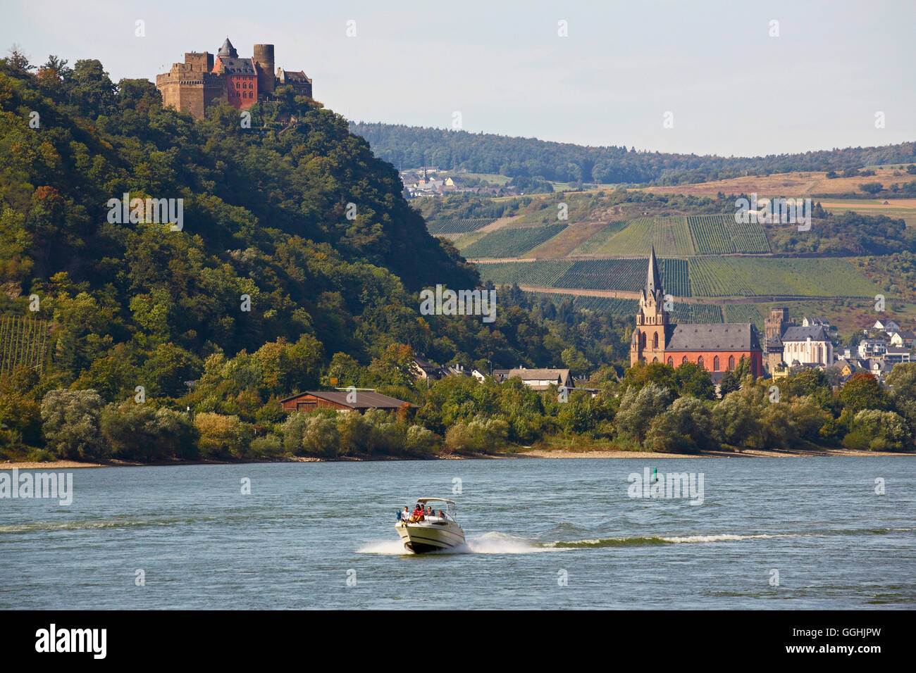 View across the river Rhine to Schoenburg castle and Parish Church of Our Lady, Liebfrauenkirche in Oberwesel, Mittelrhein, Midd Stock Photo
