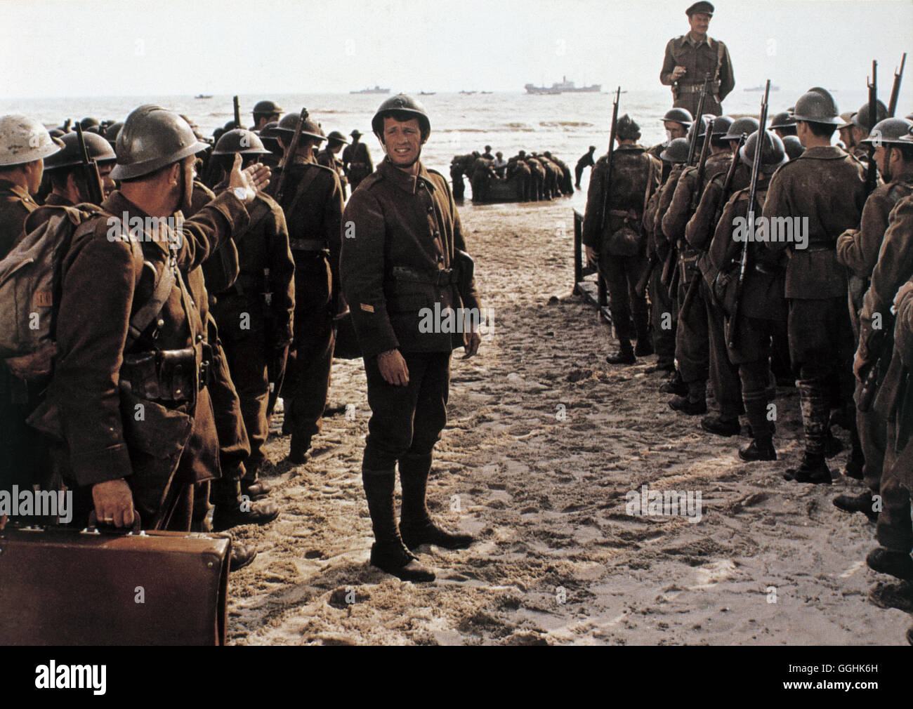 DÜNKIRCHEN, 2. JUNI 1940 / Weekend a Zuycoote F/I 1964 / Henri Verneuil Szene mit Sergent Julien Maillat (JEAN-PAUL BELMONDO) Regie: Henri Verneuil aka. Weekend a Zuycoote Stock Photo