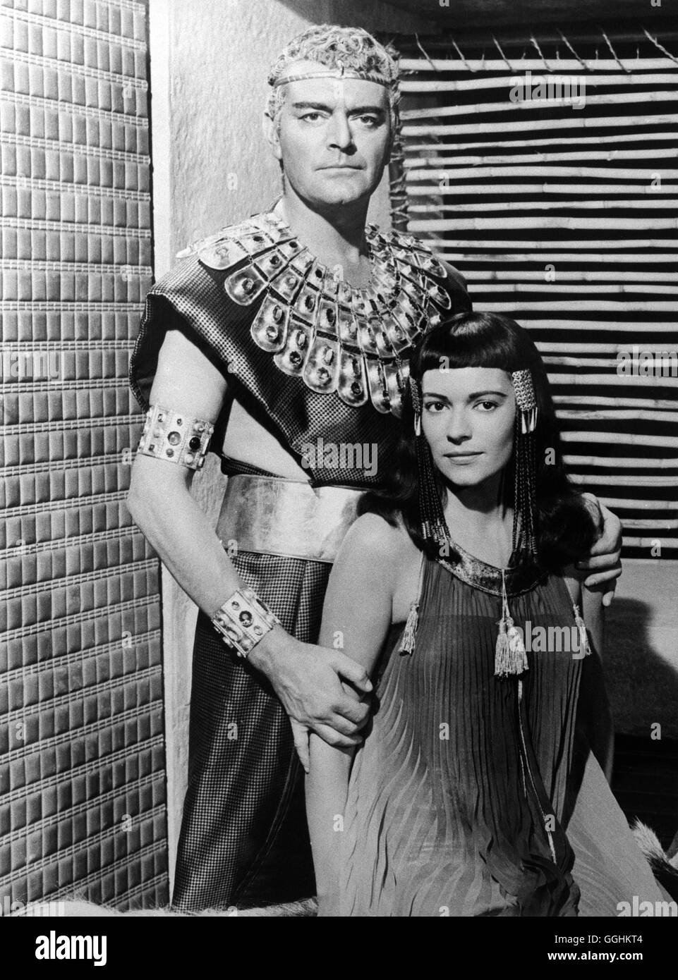 LAND DER PHARAONEN / Land of the pharaos USA 1955 / Howard Hawks Szene mit Pharao (JACK HAWKINS) und Königin Nailla (KERIMA) Regie: Howard Hawks aka. Land of the pharaos Stock Photo