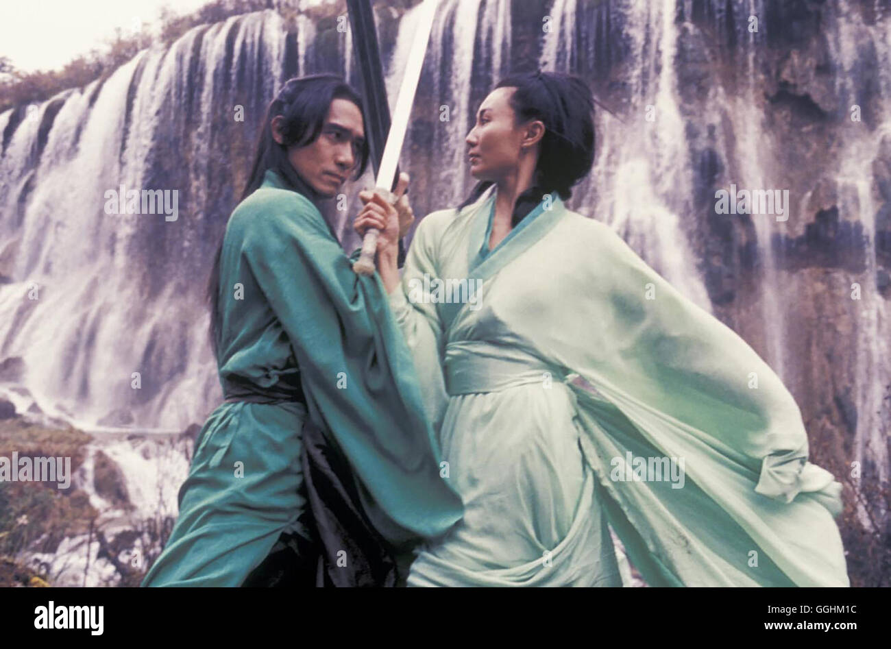 HERO / Hero CH 2002 / Zhang Yimou Broken Sword (TONY LEUNG CHIU-WAI), Flying Snow (MAGGIE CHEUNG MAN-YUK) Regie: Zhang Yimou aka. Hero Stock Photo